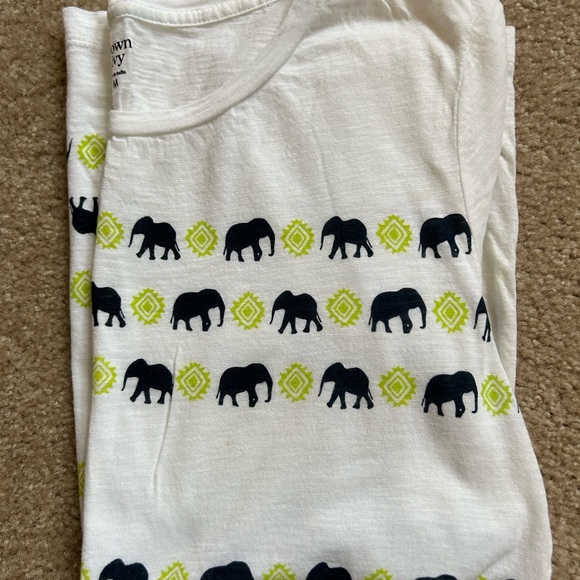 Women’s T-shirt White by Crown & Ivy. size Medium with designer little elephants - Picture 4 of 5